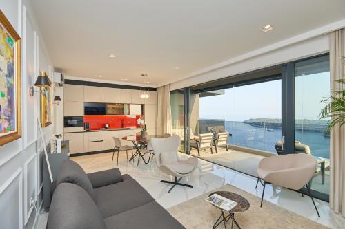 ドゥブロヴニクにあるNew & Luxury 5* with Breathtaking View- Kiki Lu Apartmentのギャラリーの写真