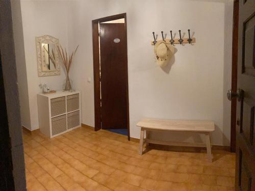 een kamer met een bank, een deur en een tafel bij Apartamento Aldeia de Marim, Ohao, Portugal, Meerblick in Olhão
