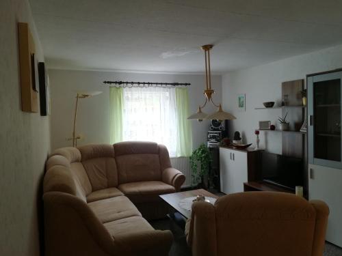 a living room with a couch and a table at schnuggliche Ferienwohnung in Eppendorf