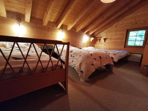 - une chambre avec 2 lits superposés dans une cabane en rondins dans l'établissement Appartement - dans le chalet Carmazin, à Morgins