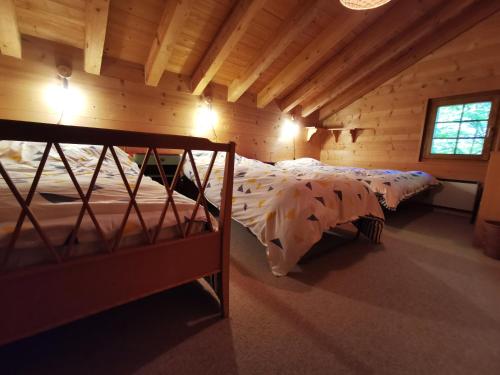 Postel nebo postele na pokoji v ubytování Appartement - dans le chalet Carmazin