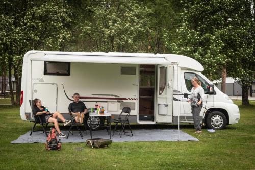 a group of people sitting in front of a white van at Torpomoen in Torpo