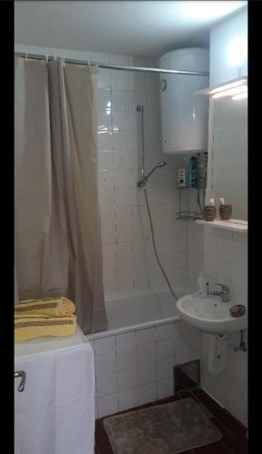 bagno con vasca, lavandino e doccia di Opremljen stan na Alipašin Polju a Sarajevo