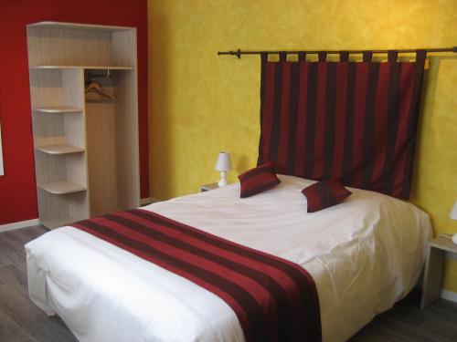 Un pat sau paturi într-o cameră la Logis Hotel Restaurant Le Cheval Blanc