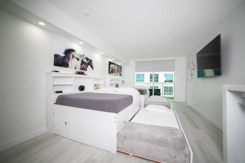 Modern and Luxurious Brickell Studio photo 14
