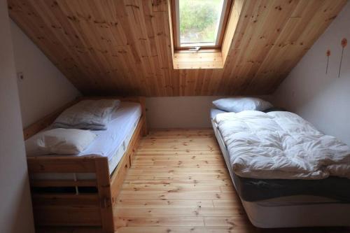 two beds in a small room with a window at Bergblick in Medebach