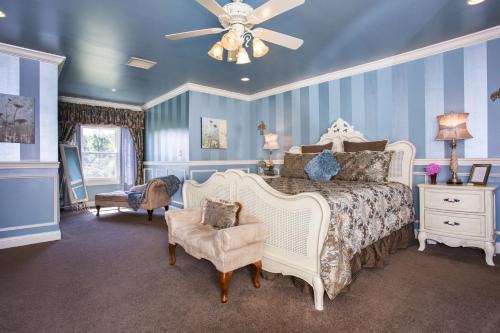 um quarto com uma cama e uma ventoinha de tecto em Pillow and Paddock B&B em La Grange