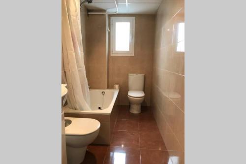 Un baño con inodoro, bañera y lavabo. en AC TRIANA numancia, en Sevilla