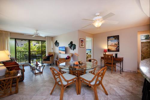 a living room with a table and chairs at Aloha Kahakai in Wailea