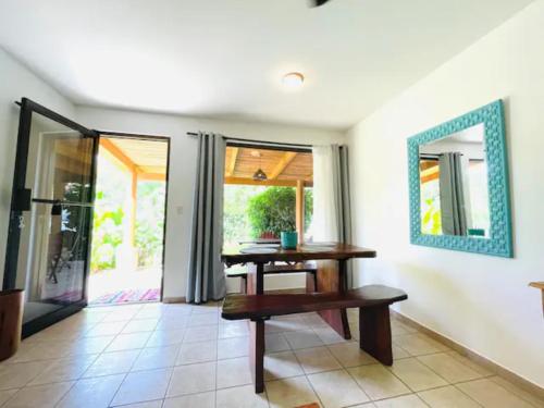 comedor con mesa y espejo en Mini Casa Cozy and Peaceful Beach Apartment, en Playa Grande