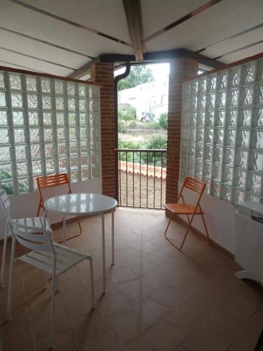 a room with a table and chairs and a window at Alojamiento VuT Rupurupay C in Aldeadávila de la Ribera