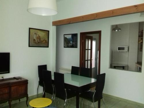 a dining room with a glass table and chairs at Alojamiento VuT Rupurupay C in Aldeadávila de la Ribera