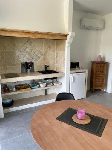 Una cocina o cocineta en Home Cassis - Maison Julou - Piscine chauffée à 32c