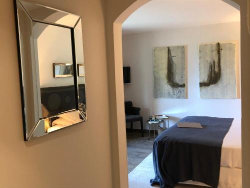a bedroom with a bed and a mirror at Le Clos des Sept Palmiers in Cavalaire-sur-Mer