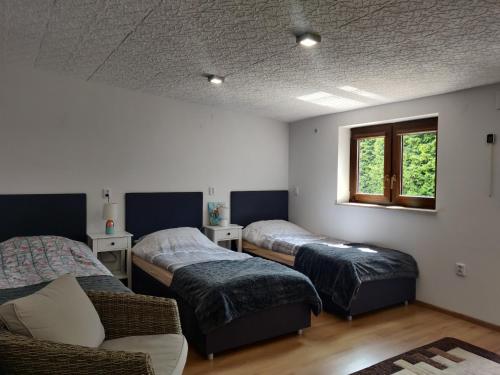 Habitación con 2 camas y ventana en NOCLEGI-SPŁYWY BUGIEM, en Sławatycze