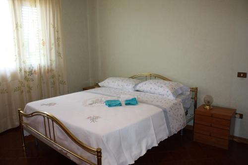 a bedroom with a bed with blue bows on it at Tuscan Dream Casa Vacanze in Pieve a Nievole