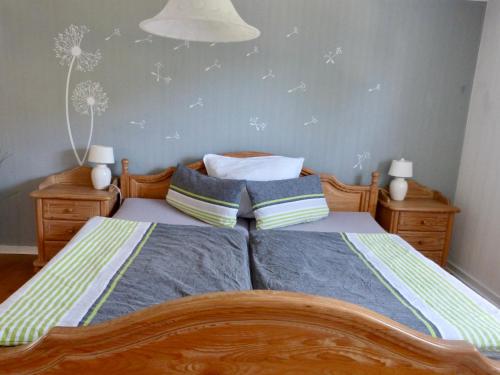 - une chambre avec un lit et deux oreillers dans l'établissement Ferienwohnung rundumgruen, à Olpe