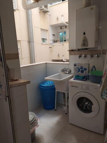 a small bathroom with a washing machine and a sink at Paraiso alquiler vacacional in Málaga