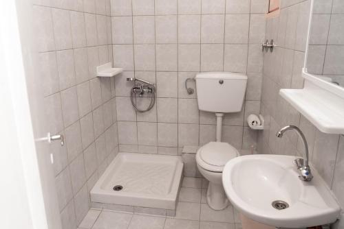 Salle de bains dans l'établissement Hotel kozani