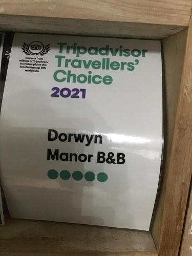 a sign for a travelers choice sign in a drawer at B&B Dorwyn Manor in Avebury