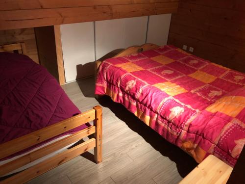 1 Schlafzimmer mit 2 Betten in einem Zimmer in der Unterkunft CHALET 10 COUCHAGES EN HAUTE SAVOIE in La Chapelle-dʼAbondance