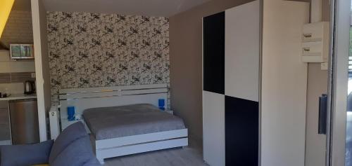 een kleine slaapkamer met een klein bed erin bij Charmante petite maison in Charleville-Mézières