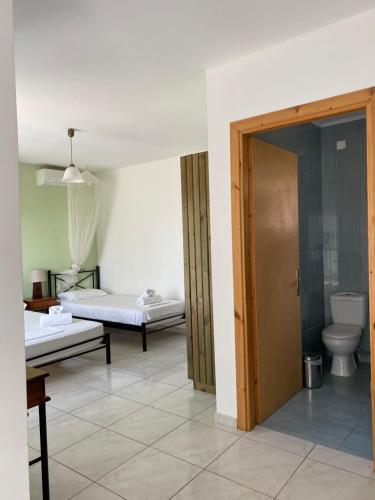 Postel nebo postele na pokoji v ubytování Kryoneri village