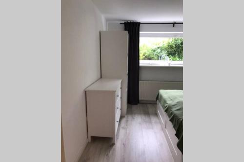 ein kleines Schlafzimmer mit einem Bett und einem Fenster in der Unterkunft FeWo WaldLiebe in Horn-Bad Meinberg