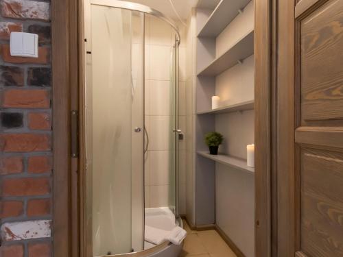 uma casa de banho com um WC e uma cabina de duche em vidro. em VacationClub – 300 Mill Pokój 5 em Szklarska Poręba