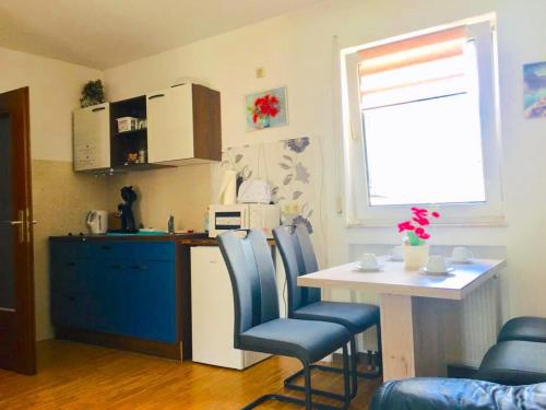 a kitchen with a table and chairs and a small kitchen at Ferienwohnung in Binger Stadtmitte mit Balkon in Bingen am Rhein