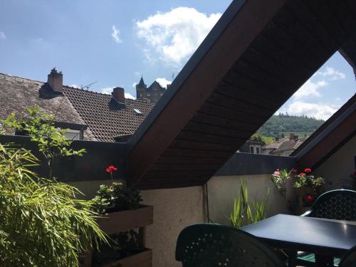 a patio with a table and chairs and some plants at Ferienwohnung in Binger Stadtmitte mit Balkon in Bingen am Rhein