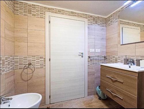 uma casa de banho com um chuveiro, um lavatório e uma porta em Dimora luxury Santa Lucia Apartaments em Galatone