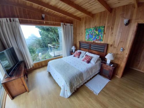 1 dormitorio con cama y ventana grande en ESTANCIA LOS BOLDOS, en Molina