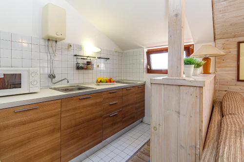 Kuchyň nebo kuchyňský kout v ubytování Al Mare Apartments