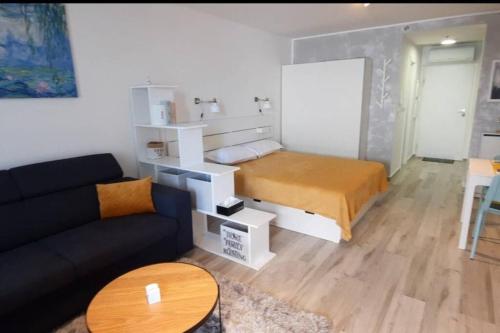 MARIA, Modern studio apartment with private parking