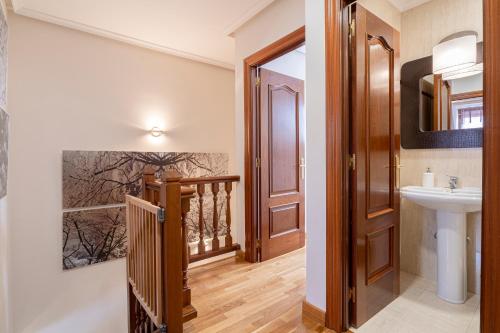 Gallery image of DE LA GUARDIA SUITE ROSAL in Oviedo