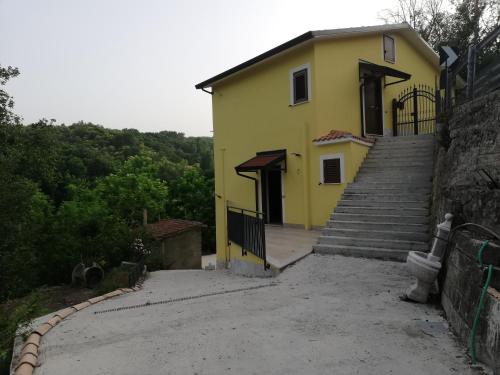 żółty dom ze schodami prowadzącymi do niego w obiekcie Masseria da Federica w mieście Tufo