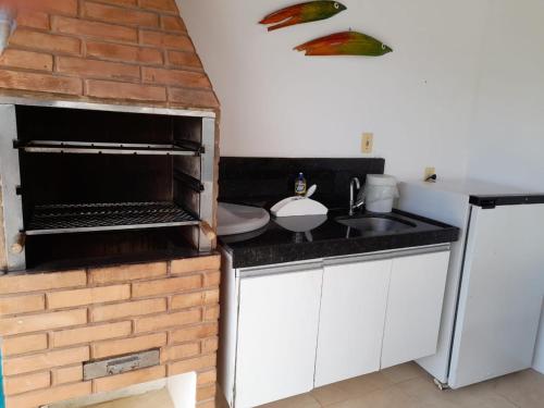 Dapur atau dapur kecil di Casa de praia aconchegante em Sonho Verde
