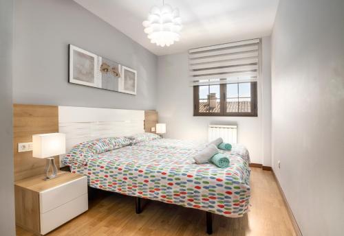 A bed or beds in a room at Apartamento Caño Badillo - Plaza Mayor - leonapartamentos