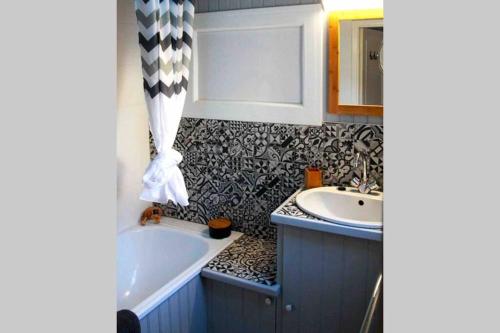 une salle de bain avec une baignoire et un lavabo dans l'établissement Studio Nature, proche du centre-ville, à Dijon