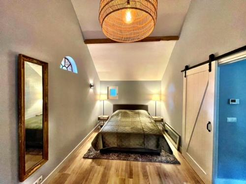 een slaapkamer met een bed in het midden van een kamer bij Vakantiehuisje op de Veluwe! in Beekbergen