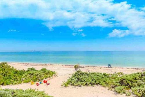 a sandy beach with the ocean in the background at Relax en la playa con mas de 70 servicios in Progreso