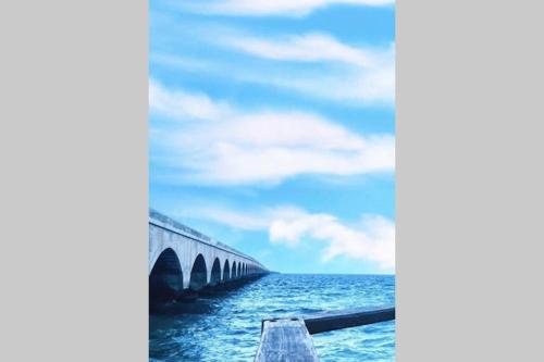 a bridge over a body of water at Relax en la playa con mas de 70 servicios in Progreso
