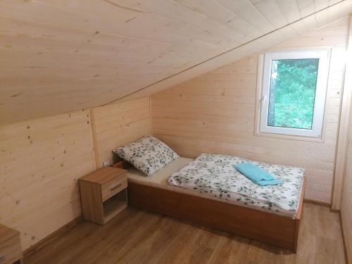 ロンデク・ズドルイにあるApartament Na Wyciąguの小さなベッドルーム(ベッド1台、窓付)