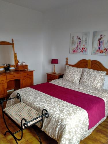 a bedroom with a bed and a vanity and a mirror at Casa Nine con piscina Vacacional La Palma in Breña Baja