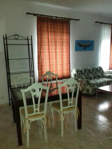 ein Wohnzimmer mit einem Tisch, Stühlen und einem Sofa in der Unterkunft Alojamiento VuT Rupurupay A in Aldeadávila de la Ribera