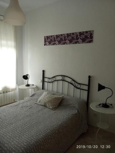a bedroom with a bed and a window at Alojamiento VuT Rupurupay A in Aldeadávila de la Ribera