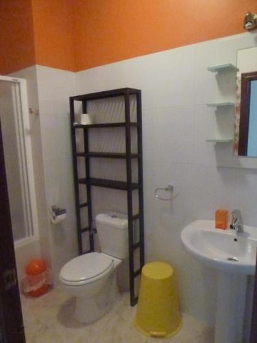 a bathroom with a toilet and a sink at Alojamiento VuT Rupurupay A in Aldeadávila de la Ribera