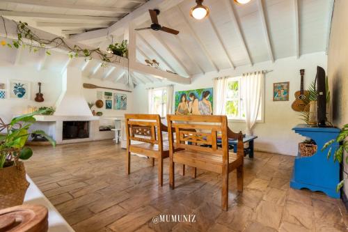 a living room with a dining room table and chairs at Morada do Sol Guest House in Búzios