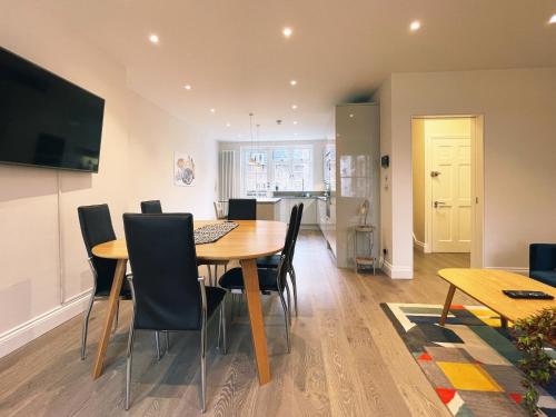 a dining room and kitchen with a table and chairs at James's Place on Oxford Street in London